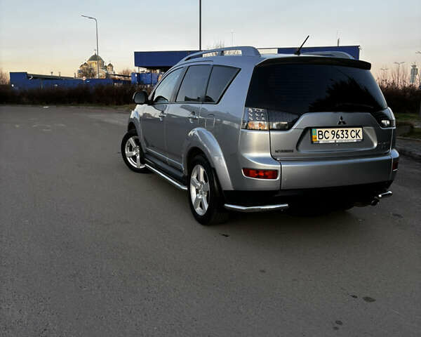 Серый Мицубиси Аутлендер ХЛ, объемом двигателя 2.36 л и пробегом 177 тыс. км за 8750 $, фото 4 на Automoto.ua