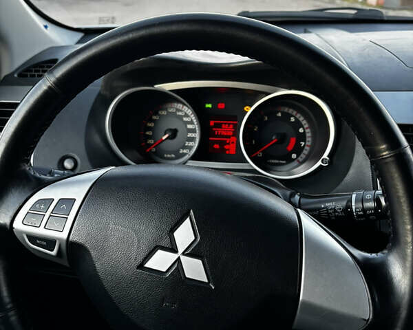 Серый Мицубиси Аутлендер ХЛ, объемом двигателя 2.36 л и пробегом 177 тыс. км за 8750 $, фото 49 на Automoto.ua