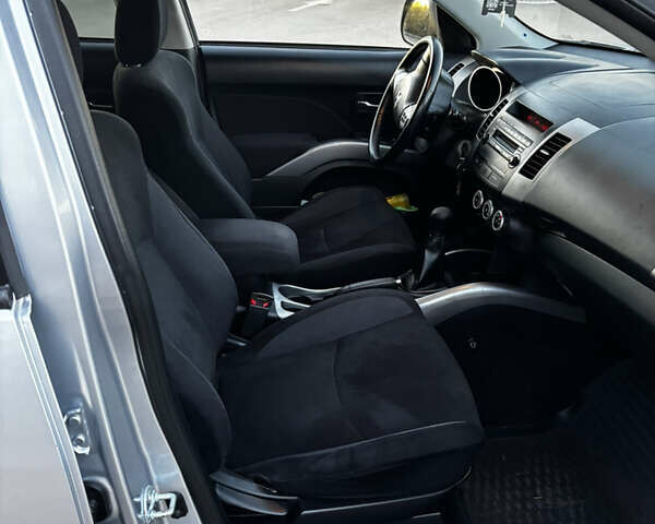 Серый Мицубиси Аутлендер ХЛ, объемом двигателя 2.36 л и пробегом 177 тыс. км за 8750 $, фото 29 на Automoto.ua