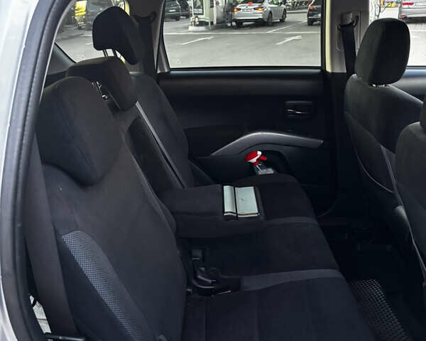 Серый Мицубиси Аутлендер ХЛ, объемом двигателя 2.36 л и пробегом 177 тыс. км за 8750 $, фото 31 на Automoto.ua