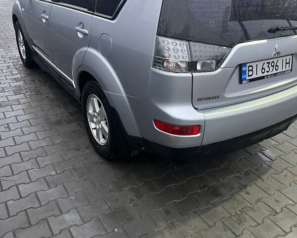 Серый Мицубиси Аутлендер ХЛ, объемом двигателя 2.36 л и пробегом 241 тыс. км за 8200 $, фото 4 на Automoto.ua