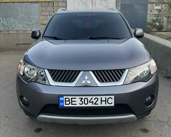 Серый Мицубиси Аутлендер ХЛ, объемом двигателя 2.4 л и пробегом 260 тыс. км за 9800 $, фото 2 на Automoto.ua