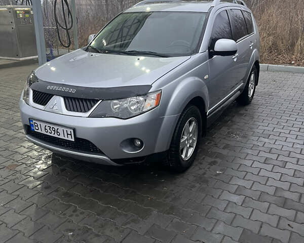 Серый Мицубиси Аутлендер ХЛ, объемом двигателя 2.36 л и пробегом 241 тыс. км за 8200 $, фото 1 на Automoto.ua