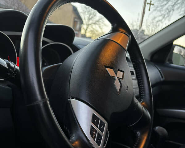 Серый Мицубиси Аутлендер ХЛ, объемом двигателя 2.36 л и пробегом 177 тыс. км за 8750 $, фото 64 на Automoto.ua