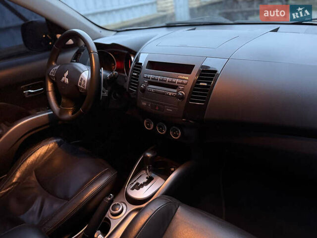 Сірий Міцубісі Аутлендер ХЛ, об'ємом двигуна 3 л та пробігом 132 тис. км за 9600 $, фото 26 на Automoto.ua