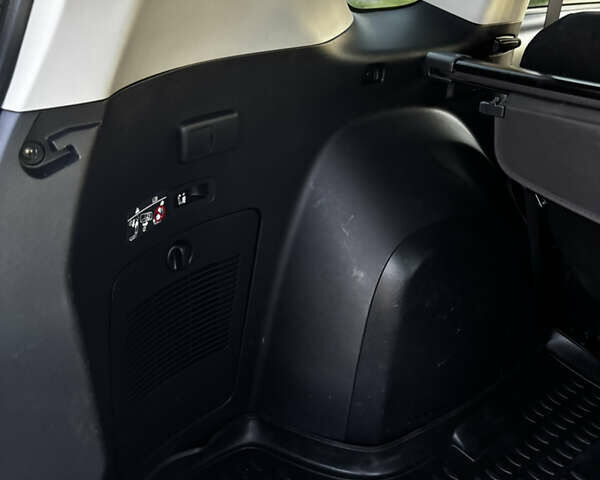 Серый Мицубиси Аутлендер ХЛ, объемом двигателя 2.36 л и пробегом 177 тыс. км за 8750 $, фото 59 на Automoto.ua