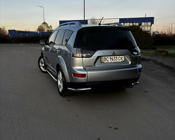 Серый Мицубиси Аутлендер ХЛ, объемом двигателя 2.36 л и пробегом 177 тыс. км за 8750 $, фото 6 на Automoto.ua