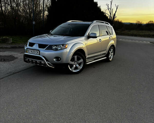 Серый Мицубиси Аутлендер ХЛ, объемом двигателя 2.36 л и пробегом 177 тыс. км за 8750 $, фото 2 на Automoto.ua