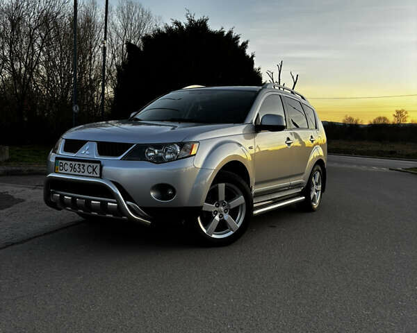 Серый Мицубиси Аутлендер ХЛ, объемом двигателя 2.36 л и пробегом 177 тыс. км за 8750 $, фото 1 на Automoto.ua