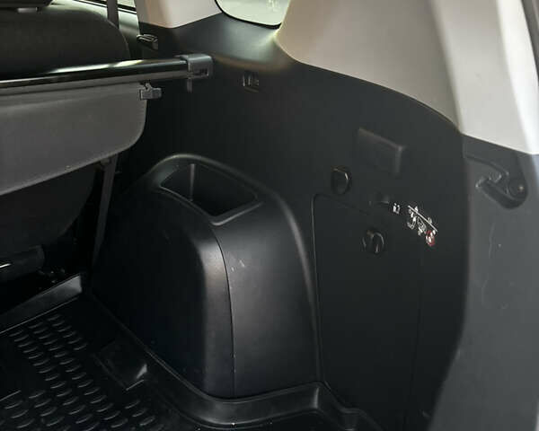 Серый Мицубиси Аутлендер ХЛ, объемом двигателя 2.36 л и пробегом 177 тыс. км за 8750 $, фото 58 на Automoto.ua