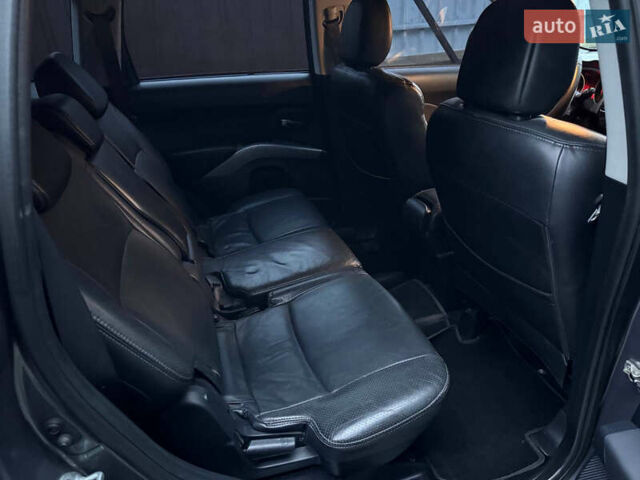 Сірий Міцубісі Аутлендер ХЛ, об'ємом двигуна 3 л та пробігом 132 тис. км за 9600 $, фото 23 на Automoto.ua