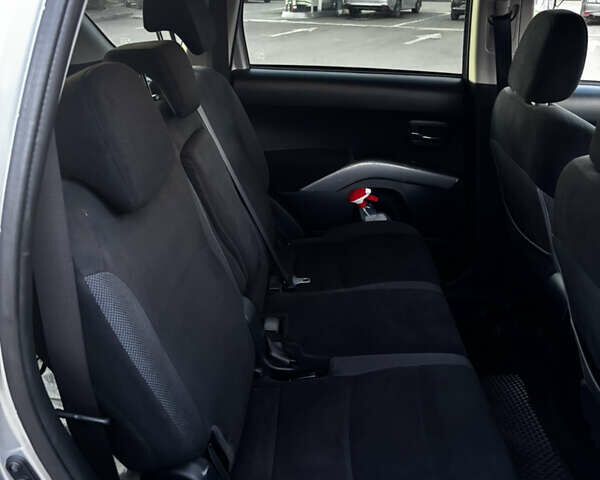 Серый Мицубиси Аутлендер ХЛ, объемом двигателя 2.36 л и пробегом 177 тыс. км за 8750 $, фото 30 на Automoto.ua