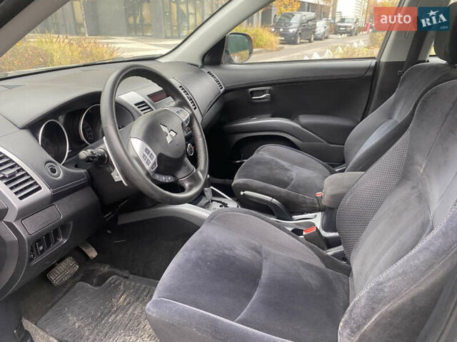 Серый Мицубиси Аутлендер ХЛ, объемом двигателя 2.4 л и пробегом 182 тыс. км за 9800 $, фото 18 на Automoto.ua