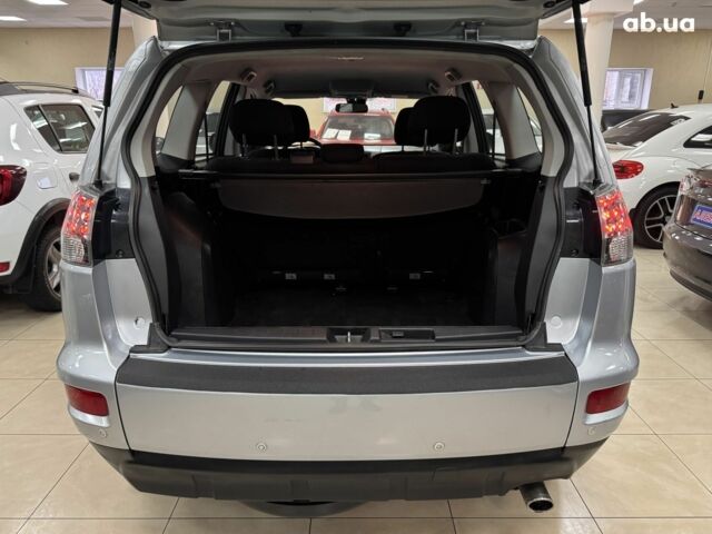 Сірий Міцубісі Аутлендер ХЛ, об'ємом двигуна 0 л та пробігом 182 тис. км за 10800 $, фото 4 на Automoto.ua