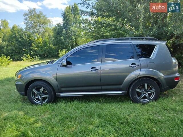 Серый Мицубиси Аутлендер ХЛ, объемом двигателя 2.36 л и пробегом 235 тыс. км за 10800 $, фото 7 на Automoto.ua