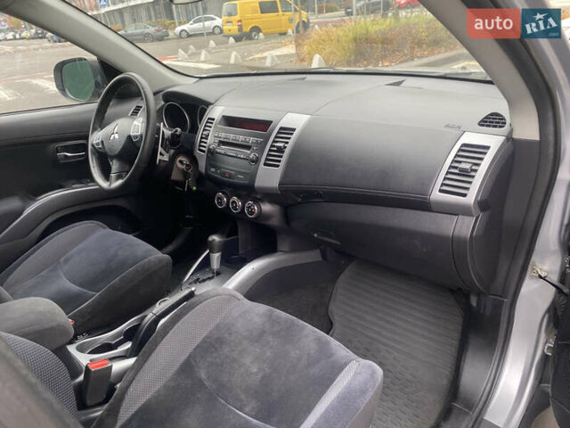 Серый Мицубиси Аутлендер ХЛ, объемом двигателя 2.4 л и пробегом 182 тыс. км за 9800 $, фото 15 на Automoto.ua