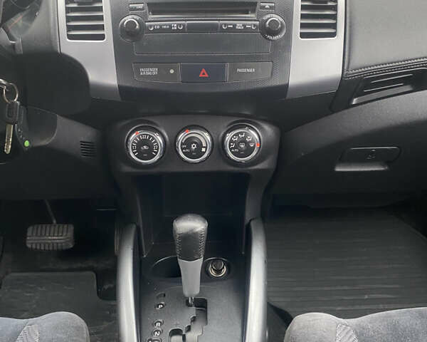 Серый Мицубиси Аутлендер ХЛ, объемом двигателя 2.4 л и пробегом 182 тыс. км за 9800 $, фото 21 на Automoto.ua