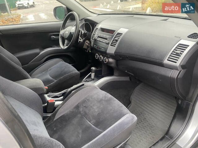 Серый Мицубиси Аутлендер ХЛ, объемом двигателя 2.4 л и пробегом 182 тыс. км за 9800 $, фото 14 на Automoto.ua