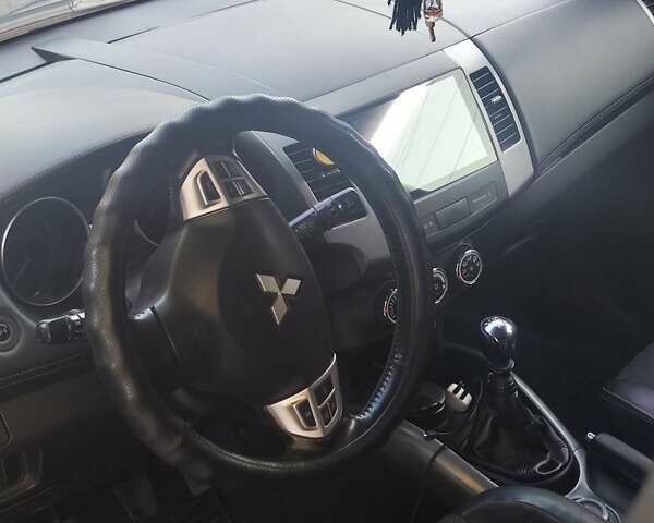 Серый Мицубиси Аутлендер ХЛ, объемом двигателя 2.36 л и пробегом 235 тыс. км за 10800 $, фото 12 на Automoto.ua