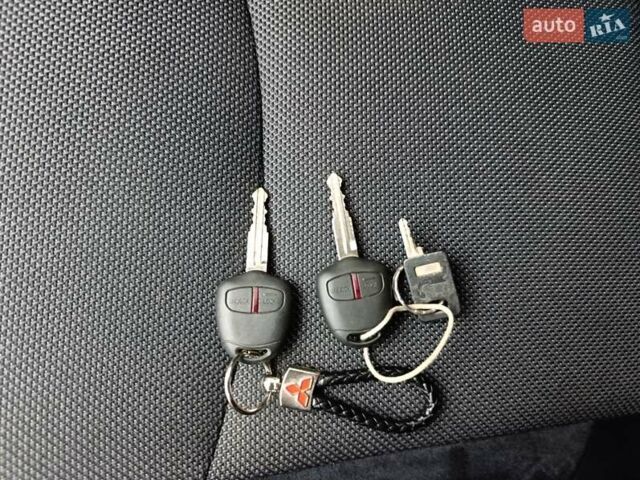 Серый Мицубиси Аутлендер ХЛ, объемом двигателя 2.3 л и пробегом 289 тыс. км за 10333 $, фото 45 на Automoto.ua