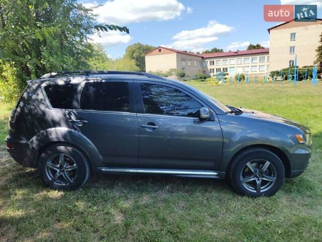 Серый Мицубиси Аутлендер ХЛ, объемом двигателя 2.36 л и пробегом 235 тыс. км за 10800 $, фото 1 на Automoto.ua