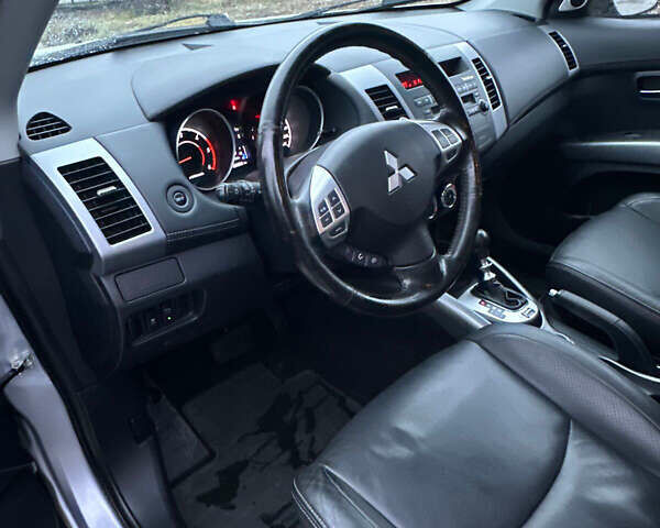 Сірий Міцубісі Аутлендер ХЛ, об'ємом двигуна 2.2 л та пробігом 259 тис. км за 11500 $, фото 7 на Automoto.ua