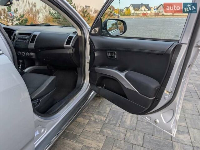 Сірий Міцубісі Аутлендер ХЛ, об'ємом двигуна 2.2 л та пробігом 266 тис. км за 11250 $, фото 48 на Automoto.ua