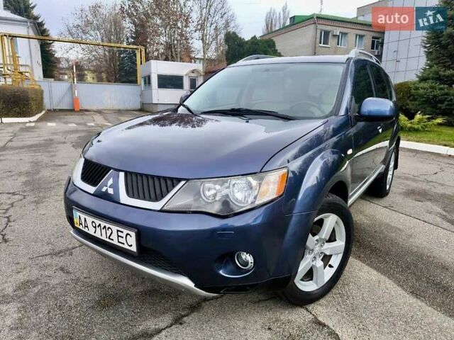 Синий Мицубиси Аутлендер ХЛ, объемом двигателя 3 л и пробегом 197 тыс. км за 9200 $, фото 1 на Automoto.ua