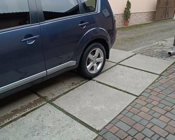 Синий Мицубиси Аутлендер ХЛ, объемом двигателя 2.4 л и пробегом 240 тыс. км за 8500 $, фото 4 на Automoto.ua