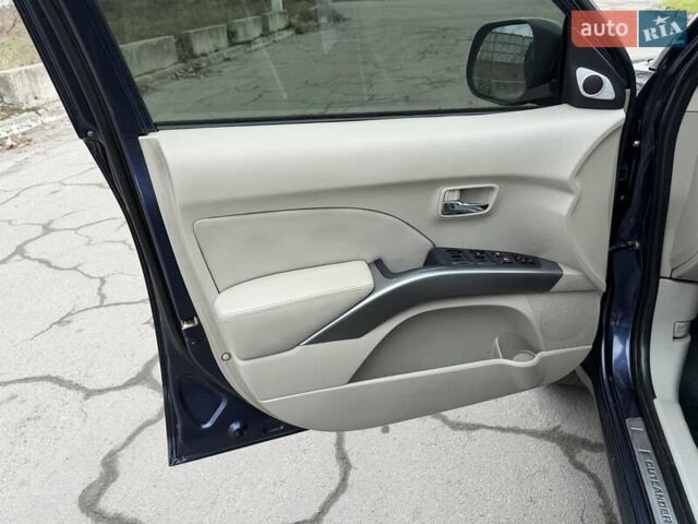 Синий Мицубиси Аутлендер ХЛ, объемом двигателя 3 л и пробегом 180 тыс. км за 9900 $, фото 24 на Automoto.ua