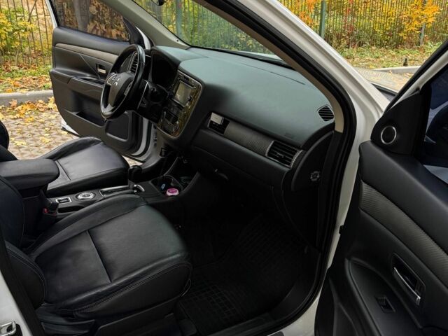 Белый Мицубиси Аутлендер, объемом двигателя 2.4 л и пробегом 146 тыс. км за 13500 $, фото 12 на Automoto.ua