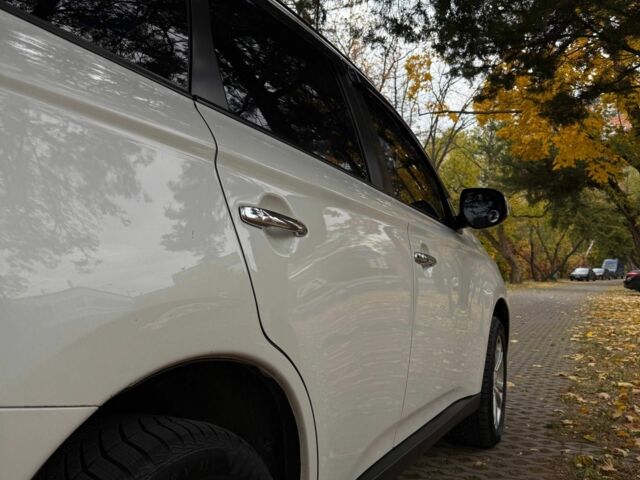 Белый Мицубиси Аутлендер, объемом двигателя 2.4 л и пробегом 146 тыс. км за 13500 $, фото 3 на Automoto.ua