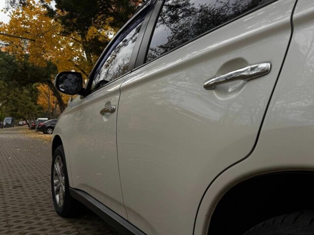 Белый Мицубиси Аутлендер, объемом двигателя 2.4 л и пробегом 146 тыс. км за 13500 $, фото 4 на Automoto.ua