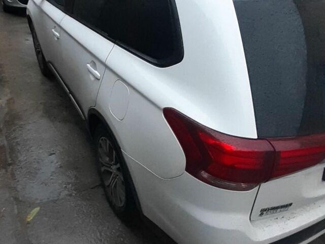 Білий Міцубісі Аутлендер, об'ємом двигуна 2.4 л та пробігом 158 тис. км за 15000 $, фото 2 на Automoto.ua