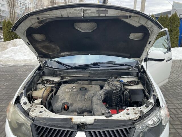 Белый Мицубиси Аутлендер, объемом двигателя 2 л и пробегом 270 тыс. км за 4700 $, фото 17 на Automoto.ua