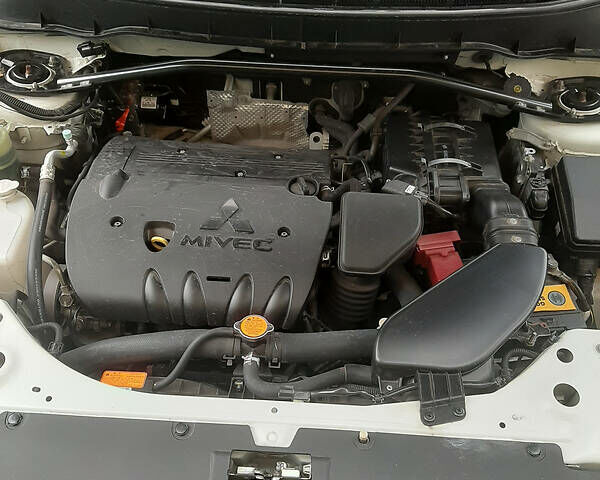 Белый Мицубиси Аутлендер, объемом двигателя 2.4 л и пробегом 63 тыс. км за 13800 $, фото 7 на Automoto.ua