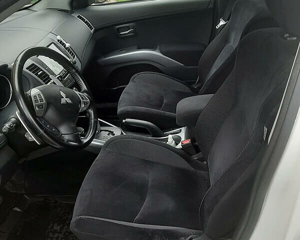 Белый Мицубиси Аутлендер, объемом двигателя 2.4 л и пробегом 63 тыс. км за 13800 $, фото 8 на Automoto.ua