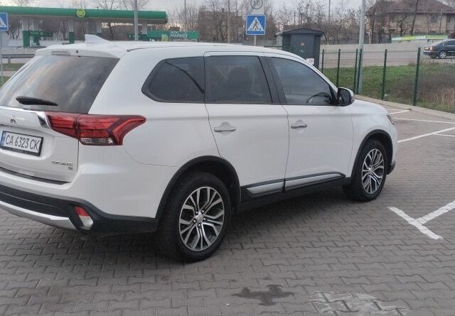 Белый Мицубиси Аутлендер, объемом двигателя 2.4 л и пробегом 119 тыс. км за 17800 $, фото 4 на Automoto.ua