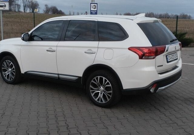 Белый Мицубиси Аутлендер, объемом двигателя 2.4 л и пробегом 119 тыс. км за 17800 $, фото 3 на Automoto.ua