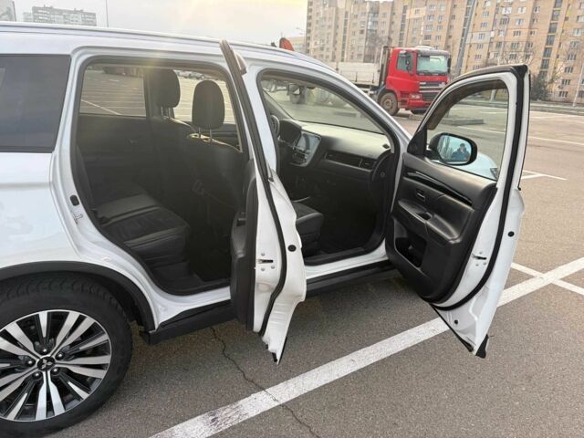 Белый Мицубиси Аутлендер, объемом двигателя 2.4 л и пробегом 168 тыс. км за 19500 $, фото 13 на Automoto.ua