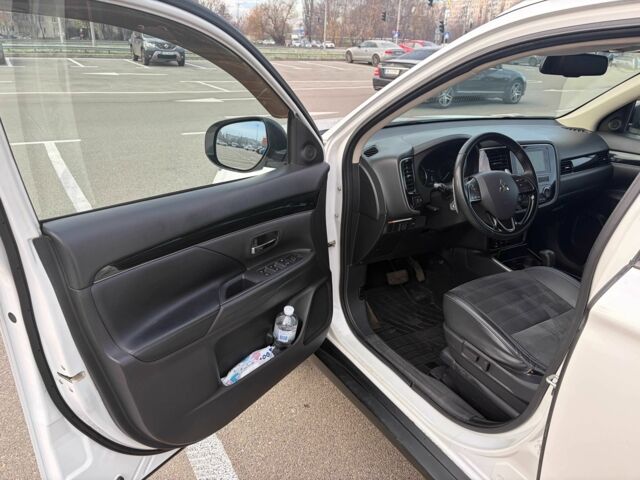 Белый Мицубиси Аутлендер, объемом двигателя 2.4 л и пробегом 168 тыс. км за 19500 $, фото 8 на Automoto.ua