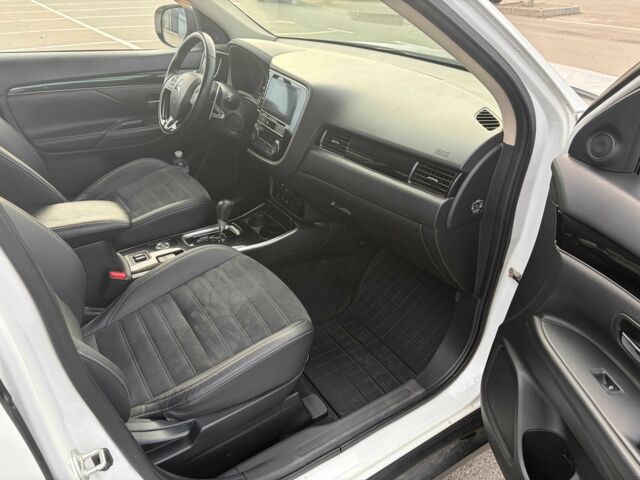 Белый Мицубиси Аутлендер, объемом двигателя 2.4 л и пробегом 168 тыс. км за 19500 $, фото 14 на Automoto.ua