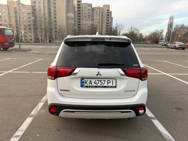 Белый Мицубиси Аутлендер, объемом двигателя 2.4 л и пробегом 168 тыс. км за 19500 $, фото 1 на Automoto.ua