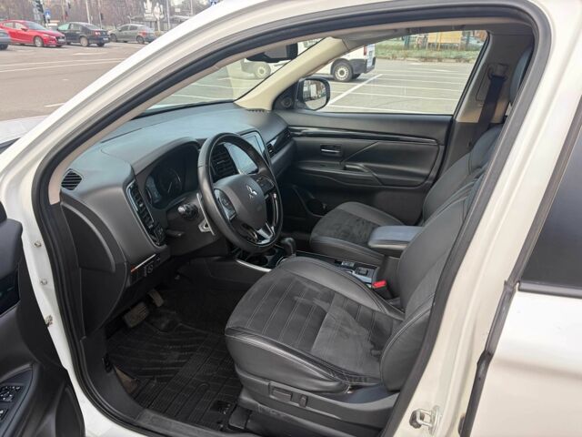 Белый Мицубиси Аутлендер, объемом двигателя 2.4 л и пробегом 168 тыс. км за 19500 $, фото 7 на Automoto.ua