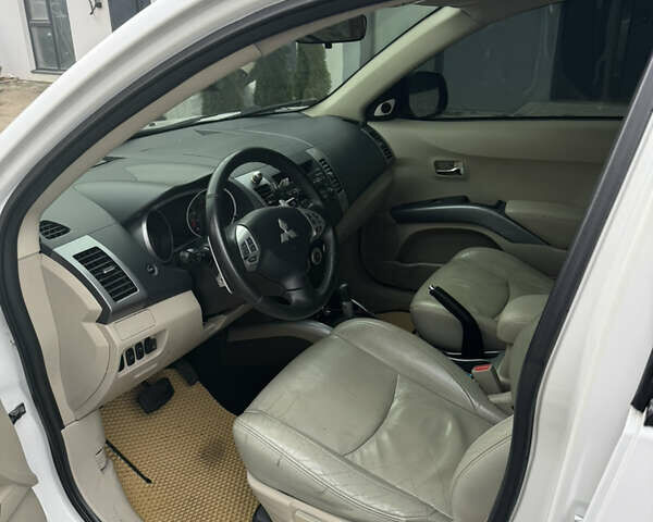 Білий Міцубісі Аутлендер, об'ємом двигуна 3 л та пробігом 312 тис. км за 7850 $, фото 6 на Automoto.ua