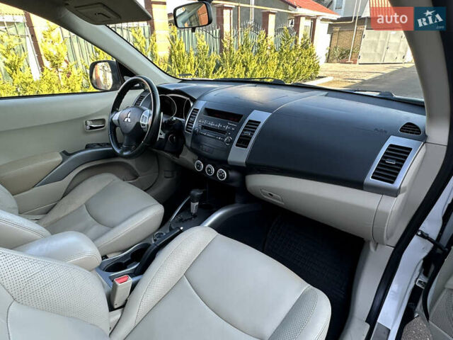 Білий Міцубісі Аутлендер, об'ємом двигуна 3 л та пробігом 187 тис. км за 7999 $, фото 35 на Automoto.ua