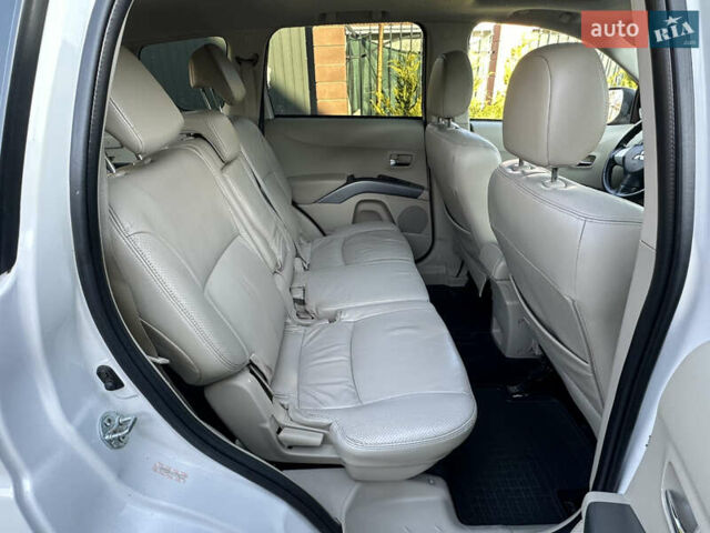 Білий Міцубісі Аутлендер, об'ємом двигуна 3 л та пробігом 187 тис. км за 7999 $, фото 31 на Automoto.ua