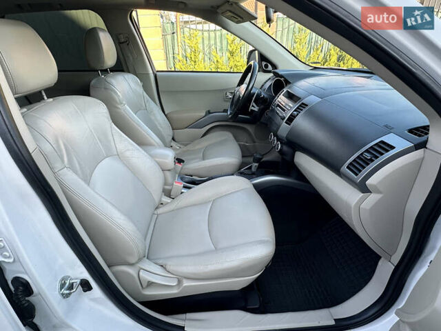 Білий Міцубісі Аутлендер, об'ємом двигуна 3 л та пробігом 187 тис. км за 7999 $, фото 34 на Automoto.ua