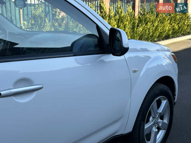 Білий Міцубісі Аутлендер, об'ємом двигуна 3 л та пробігом 187 тис. км за 7999 $, фото 19 на Automoto.ua