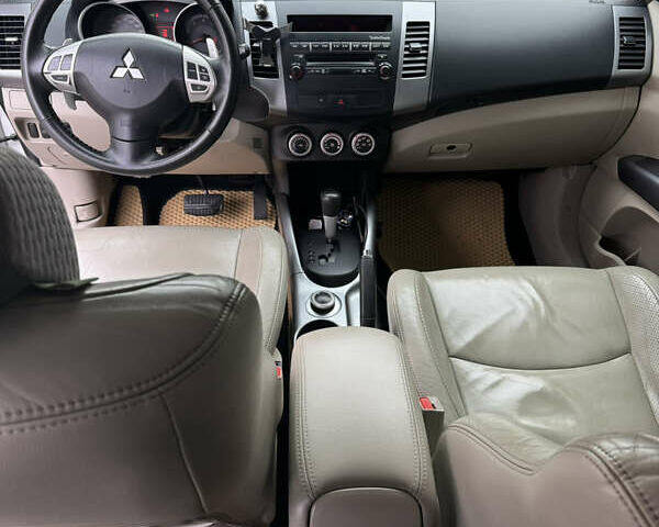 Білий Міцубісі Аутлендер, об'ємом двигуна 3 л та пробігом 312 тис. км за 7850 $, фото 8 на Automoto.ua